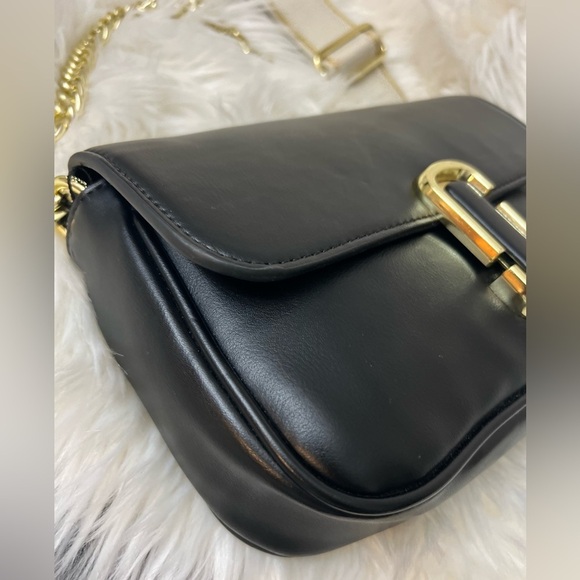 Marc Jacobs Black Shoulder Bag with Gold Chain - Picture 7 of 11